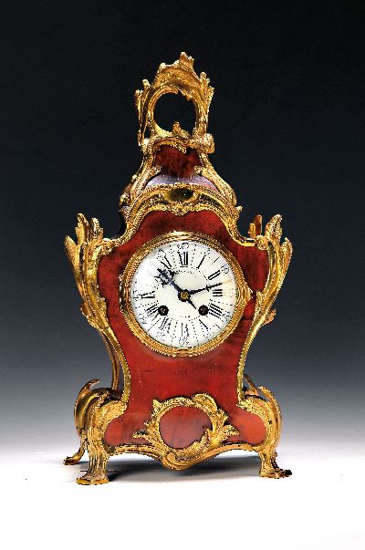Tischuhr mit Schildpattgehäuse, Frankreich, um 1870/80, elegante Gehäuseform mit Applikationen besetzt (alte Vergoldung ber.), profilierter ...