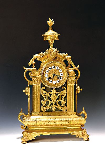 Größere Tischuhr, Frankreich, um 1880, reich verziertes Bronzegehäuse in historisierendem Stil, Mittelteil flankiert von Pilaster und Maskeronen, ...