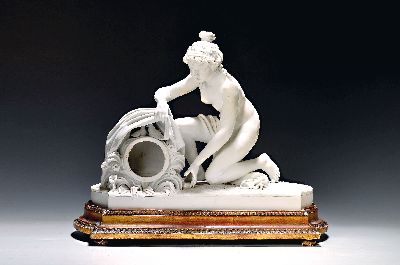 Uhrengehäuse, Sevres-Stil, 19. Jh., Biskuitporzellan, Frauenakt mit Tuch, am Boden Pressmarke mit O und kl. 11, auf Holzpostament aufgestellt, l. ...