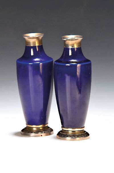 Vasenpaar, Sevres, um 1900, Porzellankorpus blau glasiert, Fuß und Hals mit Silbermontur, Minerva-Punze, ein Vase am Rand verbeult, H. ca. 13.5 cm