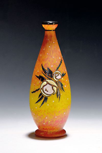 Vase Delatte, Nancy, um 1920, farbloses Schichtglas mit orangefarbenen und gelben Einpuderungen, beidseitige Emailbemalung von stil. Rosen, H. ca. ...