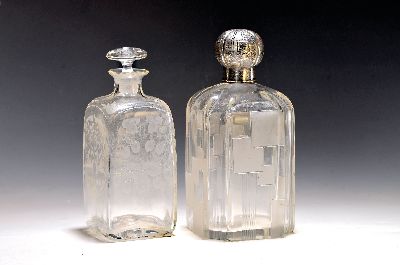 Zwei Karaffen, um 1900 und 20er Jahre, 1x farbloses Glas, mit Frankreich, 20er Jahre, Art-Deco, mit geschliffenem und mattiertem geom. Dekor, ...