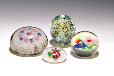 4 Paperweights, Frankreich/Böhmen, um 1900 und 20. Jahrhundert, farbloses Glas mit bunten Einschmelzungen, 1. Einschmelzungen in Form eines ...