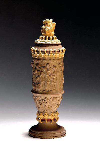 Deckelpokal, Mettlach, Villeroy & Boch, um 1880, Dekor "Abendmahl", Feinsteinzeug, ohne Nummer und Manufakturmarke, H. ca. 28 cm leicht ...