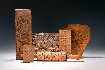 6 Gebäckmodel, deutsch, 19. und 20. Jh., 1. Rolle, mit umlaufenden Pflanzen- und Tiermotiven, L. 47 cm; 2. beidseitiges Herzmotiv, am Rand bez. ...