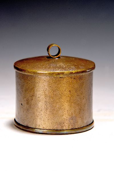 Bauhaus Deckeldose von Hans Przyrembel (1900- 1945), Messing dunkel patiniert, reich punziert, am Boden gemarkt: Handarbeit HP, H. ca. 8cm, D. ca. 8cm
