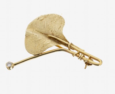 14 kt Gold Brillant-Brosche, GG 585/000, in Form eines abstrakten Ginkgoblattes, Oberfläche struktur., Brillant ca. 0.05 ct Weiß/si, ca. 5 g