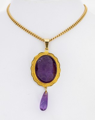14 kt Gold Amethyst-Kamee-Anhänger, GG 585/000, Kamee teilmatt., Damenportrait, abgehängte Amethyst-Pampel, Rahmen mit gewelltem Rand, Oberfläche ...