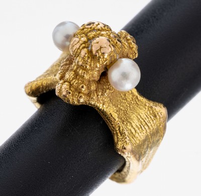 18 kt Gold Perl-Ring, GG 750/000, außergewöhnliche Gestaltung, abstrakte Darstellung zweier Pudelköpfe, 2 weiße Zuchtperlen, RW 48, ca. 19.2 g