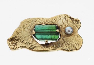 14 kt Gold Turmalin-Perl-Brosche, GG 585/000, Verdelith-Stab z.T. gerieft, z.T. naturbelassen, silbergraues Zuchtperlchen ca. 5.7 mm, ca. 6 cm, ...