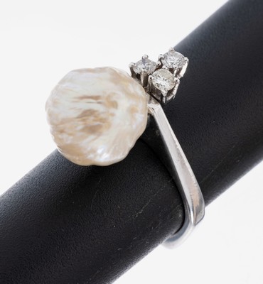 18 kt Gold Perl-Brillant-Ring, WG 750/000, weiße Zuchtperle, D. ca. 10 mm, starke Wachstumsmerkmale, 3 Brillanten zus. ca. 0.15 ct Weiß/p1, RW 50, ...