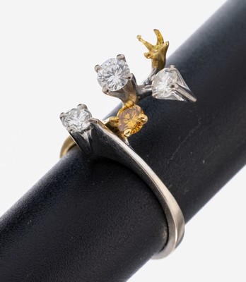 18 kt Gold Brillant-Ring, GG/WG 750/000, 3 Brillanten zus. ca. 0.45 ct Weiß/si, 1 brauner Brillant ca. 0.10 ct (beh.) (1 Stein fehlt), RW 49, ca. 4 ...