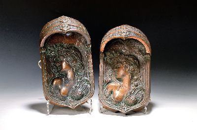 Paar Wandlampen, im Jugendstil, Bronze, Frauenkopfrelief, Baldachin, beweglich, eine Brennstellen, alte Elektrifizierung, H. ca. 36 cm, B. ca. 20.5 cm