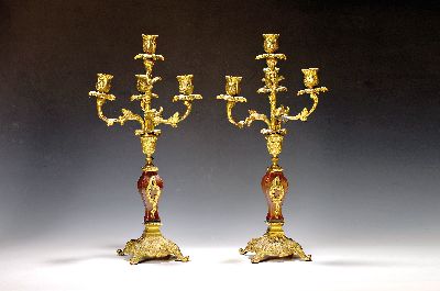 Paar Kerzenleuchter, Frankreich um 1880, Mahagonikorpus mit vergoldeten Messingmonturen, vier Brennstellen, Rocaillen und Gittermuster, H. 47 cm, l. ...