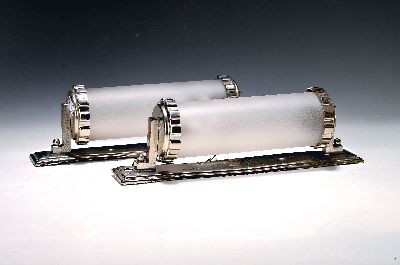 Paar Wandleuchter im Stil des Art Deco, 20.Jh., vernickelte Wandhalterung aus Metall, zylindrischer Schirm aus mattiertem Glas, H. 33 cm, ...