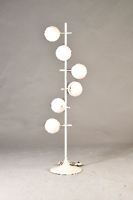 Max Bill, Stehlampe, Mid Century, 60/70er Jahre, Kugelspiel, 6 Kugelschirme aus Milchglas, sechs Brennstellen, spiralförmig um Stange angeordnet, ...