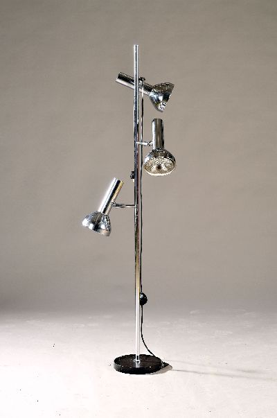 Vintage-Stehlampe, Mid Century Design, 196 60er/70er Jahre, drei Brennstellen an einem Mittelstab, runder schwarzer Fuß, Metall verchromt, Elektr. ...