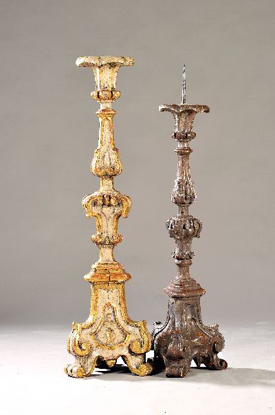 Zwei große Barock-Leuchter, deutsch, 18. Jh., Lindenholz gefaßt: ein großer Leuchter cremeweiß und golden, ohne Dorn, H. 102 cm, Fassung obere ...