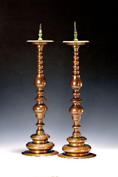 Paar große Frühbarockleuchter, um 1680/1720, Bronze, leicht verbeult, schöne Patina, H. 56cm