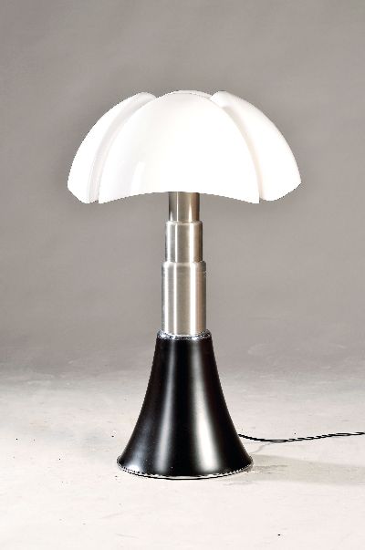 Tischlampe "Pipistrello", Entwurf Gae Aulenti, 1966, Fa. Martinelli Luce, Ausführung wohl 70er Jahre, ausziehbarer Aluminiumfuß, ...