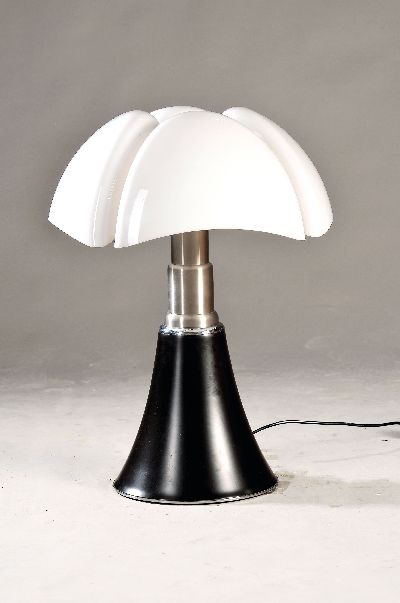 Tischlampe "Pipistrello", Entwurf Gae Aulenti, 1966, Fa. Martinelli Luce, Ausführung wohl 70er Jahre, ausziehbarer Aluminiumfuß, ...