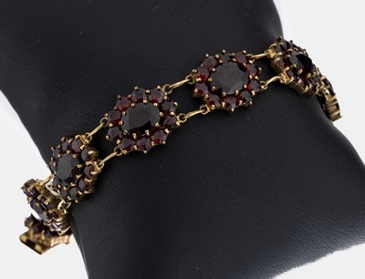 8 kt Gold Granat-Armband, GG 333/000, ovaleblütenf. Glieder, facett. Granate, L. ca. 20 cm, Kastenschloss mit Sicherheitsacht, ca. 23.2 g