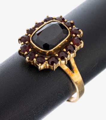 14 kt Gold Granat-Ring, GG 585/000, mittig facett. Granat-Rechteck, umgeben von rundfacett. Granate, RW 66, ca. 6.6 g