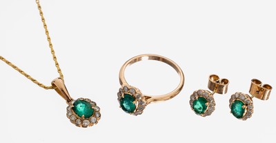 14 kt Gold Smaragd-Brillant-Schmuckset, GG 585/000, best. aus: Ring, Paar Ohrstecker und Anhänger, bes. mit insges. 4 ovalfacett. Smaragden zus. ...