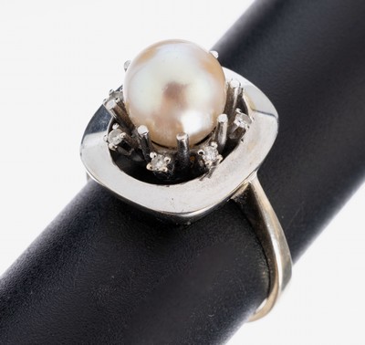 14 kt Gold Perl-Diamant-Ring, WG 585/000, mittig Akoyazuchtperle, D. ca. 8 mm, umgeben von Diamanten zus. ca. 0.09 ct Weiß/si, RW 59,ca. 5.9 g