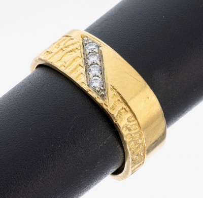 18 kt Gold Brillant-Ring, GG/WG 750/000, grav. und pol., mittig 4 in WG gefasste Brillanten zus. ca. 0.12 ct Weiß/si, RW 61, Meistermarke unged., ...
