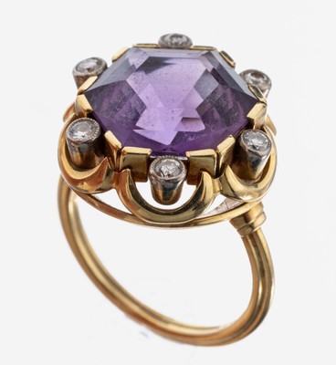 14 kt Gold Amethyst-Brillant-Ring, GG/WG 585/000, mittig facett. Amethyst ca. 8.0 ct, 5in WG gefasste Brillanten zus. ca. 0.15 ct Weiß/si, RW 53.5, ...