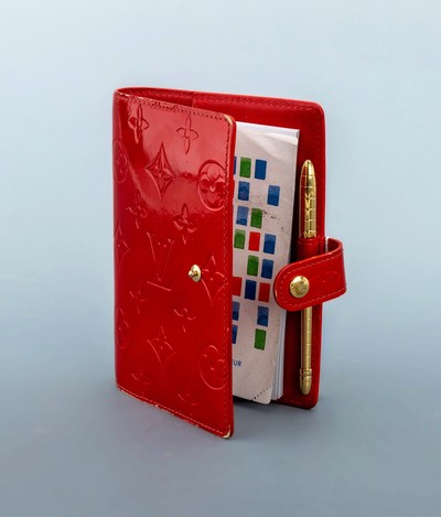 LOUIS VUITTON Agenda Vernis rot, innen bordeauxrotes Kalbsleder, Druckknopf- verschluss, Ringbuch mit 6-fach Lochung, Einschubfach und 3 ...