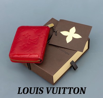 LOUIS VUITTON Portemonnaie, Vernis rot, Modell "Zippy", innen bordeauxrotes Kalbs- leder, Reißverschluss Metall verg., Fach für Münzen ...