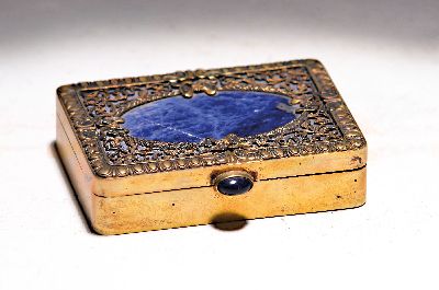 Silber-Deckeldose mit Lapislazuli- Einsatz im Deckel und Cabochon-Drücker, 800er Silber, z.T. vergoldet, Deckel mit Filigranarbeit, Blattwerk und ...