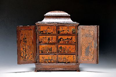Kabinettschränkchen, Italien, 2.H.19.Jh., Mahagoni, kassettiert, vierseitige Kassetten mit intarsierten Ansichten von ital. Gebäuden bzw. ...