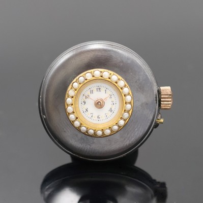Knopflochuhr im brüniertem Gehäuse, Schweiz um 1910, Boden aufgedr., Lünette m. Perlen bes., Emailzifferbl. m. arab. Zahlen, gold. Zeiger, verg. ...