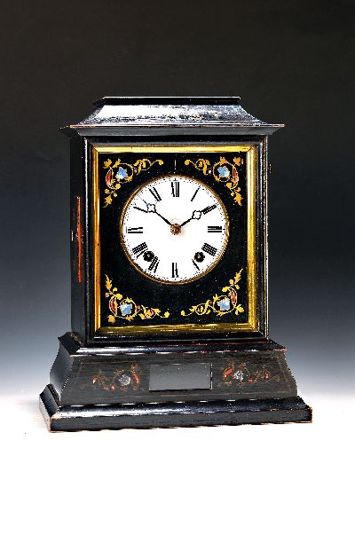 Tischuhr, Spät-Biedermeier, ähnlich Surrer, Schwarzwald um 1850/70, Holzgehäuse, ebonisierend gefaßt, mit Einlegearbeiten, großes ...