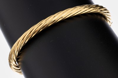 18 kt Gold Armreif, GG 750/000, in sich gedreht, Kastenschloss, ca. 6.5 x 6 cm, ca. 12.6 g