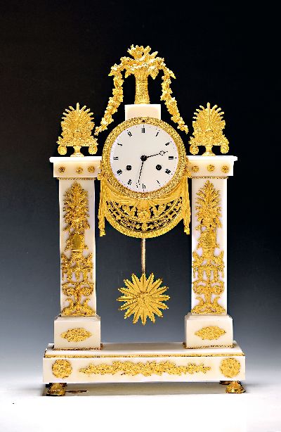 Portaluhr, Frankreich um 1810, weißer Marmor, reich besetzt mit vergoldeten Bronze Applikationen, im spät-klassizistischen Stil, Bekrönung ...