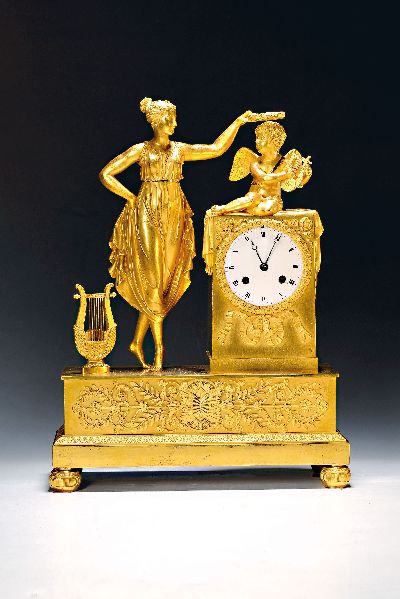 Pendule, Frankreich, um 1820, verziertes u. vergoldetes Bronzegehäuse (Rückseite partiell ber.), im Sockel mit Blumen und Blattgeäst, umlaufender ...