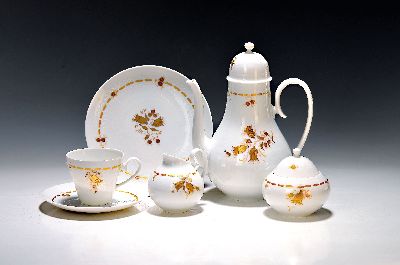 Kaffeeservice für 10 Personen, Rosenthal, Romanze in Gold, Entwurf Björn Wiinblad, 1970er Jahre, dünnwandiges reliefiertes Porzellan, zweifarbiger ...
