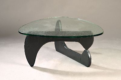 Coffee-Table/Couchtisch, Entwurf nach Isamo Noguchi, 70er Jahre, schwarz lackierte Eschenbeine, zwei identische schwarze Holzelemente, die ...