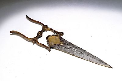 Tigerdolch/Faustdolch, Indien, 19.Jh., Bronzegriff mit Reliefdekor, Stahlklinge mit punziertem Jagddekor, ohne Scheide, L. 38 cm