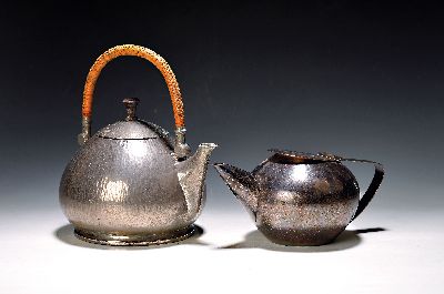 Tee- und Wasserkessel, Entw. Peter Behrens für AEG (1909) und Teekännchen von WMF, Wasserkessel Entw. 1909, Metall vernickelt u. gehämmerter, ...