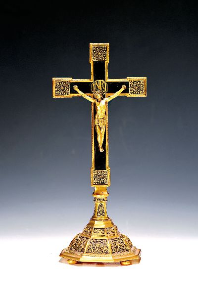 Kruzifix, Werkstatt Erhard & Söhne, Anfang 20. Jh., Kupfer & Messing, vergoldet, Filigranarbeit, Bodenmarke, H. 28 cm