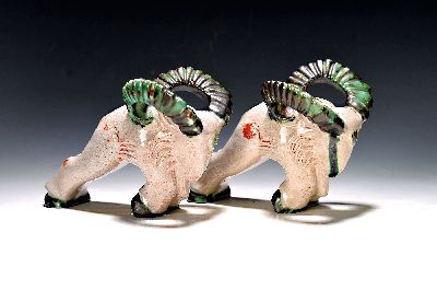 Paar Buchstützen in Form zweier Widder, Richard Bampi (1896-1965), Kandern, ziegelroter Scherben, farbig glasiert, je signiert, 1x mit angebrochenem ...