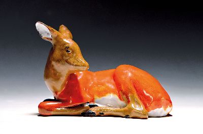Majolika-Skulptur, Arthur Steiner (1885-1960) für Cadinen, ziegelroter Scherben, farbig glasiert z.T. Laufglasur, liegendes Rehkitz, Pressmarke Kgl. ...