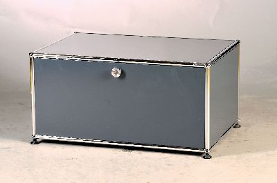 Kleines Sideboard, USM Haller, lackiertes Metall, Front mit Klappe, ca. 39 x 77 x 52 cm, EZ 2