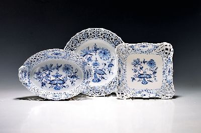 3 Teile Porzellan, Meissen, 20. Jh., 1. Wahl, Ränder in Durchbrucharbeit, blaues Zwiebelmuster unter der Glasur, eckige Schale 3x19.5x20.5cm; runde ...