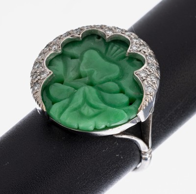 9 kt Gold Jade-Diamant-Ring, WG 375/000, grav. Jadescheibe mit Durchbrucharbeit, florale Darstellung mit Schmetterling, Scheibe neu zu befestigen, ...